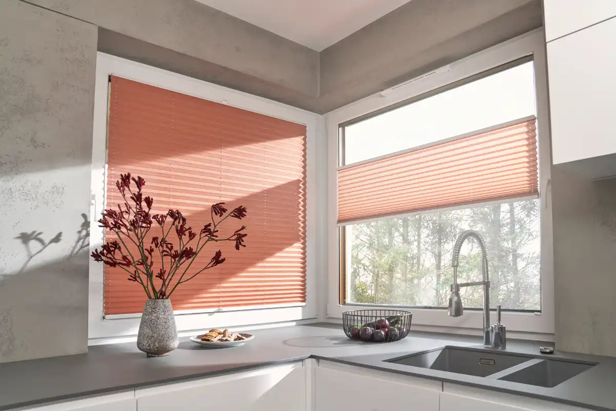 Moderne Küche mit orangefarbenen Plissees