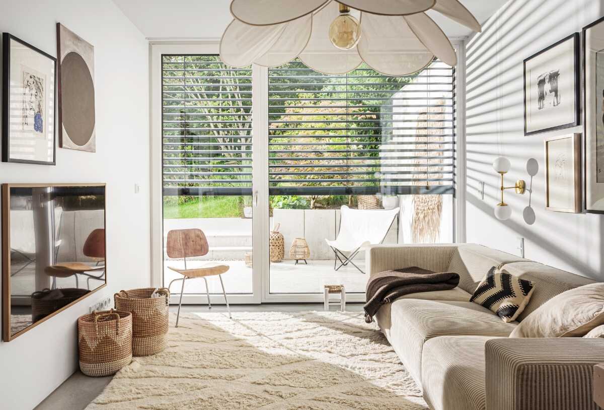 Außenjalousie am Fenster als Sonnenschutz