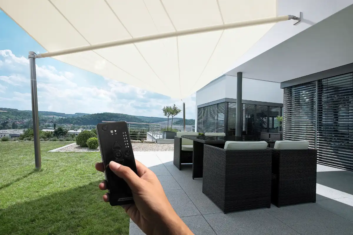 Moderne Terrasse mit automatischer Beschattung und Fernbedienung