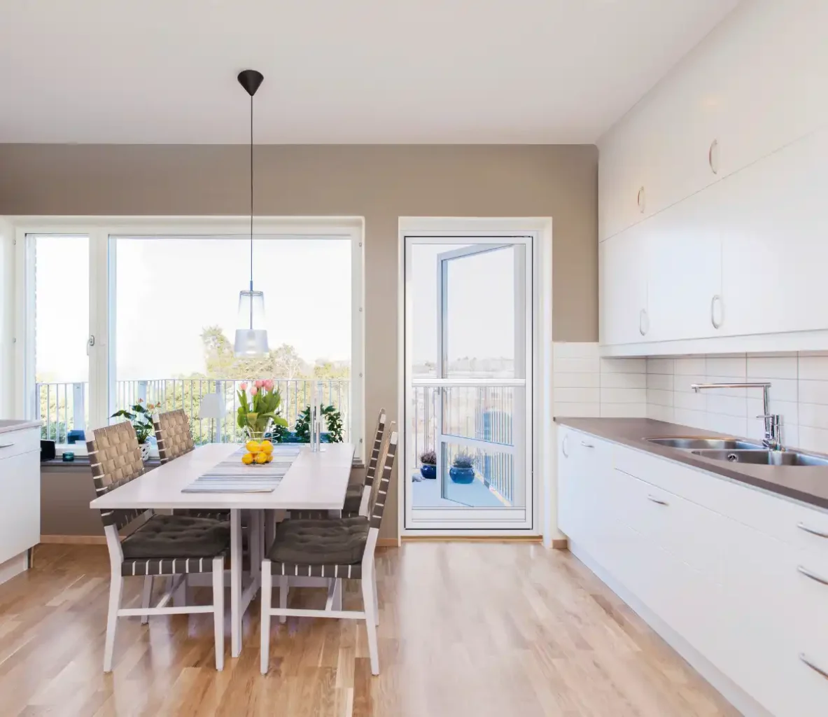 Moderne Wohnküche mit geöffneter Balkontür