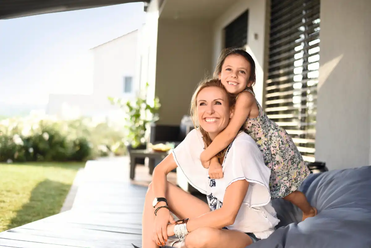Mutter und Tochter genießen entspannte Momente auf der Terrasse