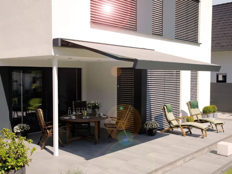 Beige Terrassenmarkise mit Kassette