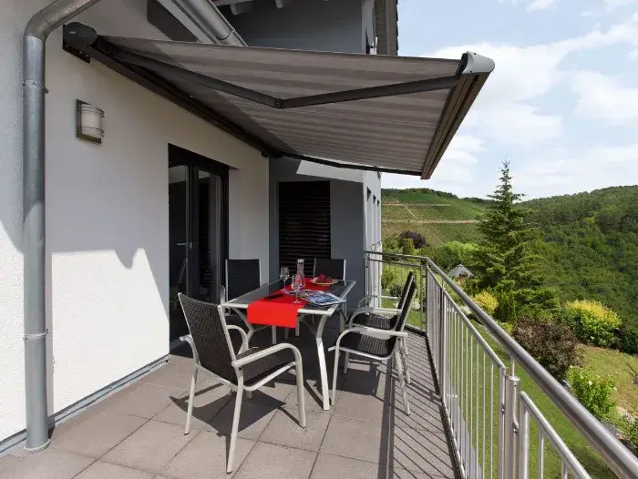 Graue Kassettenmarkise auf dem Balkon