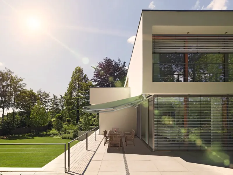 Grüne Gelenkarmmarkise für den Balkon