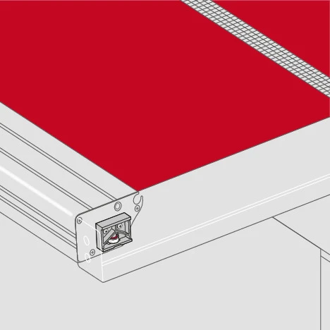 Detailansicht einer roten Terrassenüberdachung mit Aluminiumrahmen und Befestigungselement