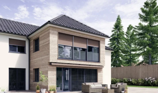 Modernes zweistöckiges Wohnhaus mit Holzverkleidung und Terrasse