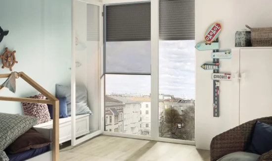 Modernes Kinderzimmer mit großen Fenstern und Aussicht auf die Stadt