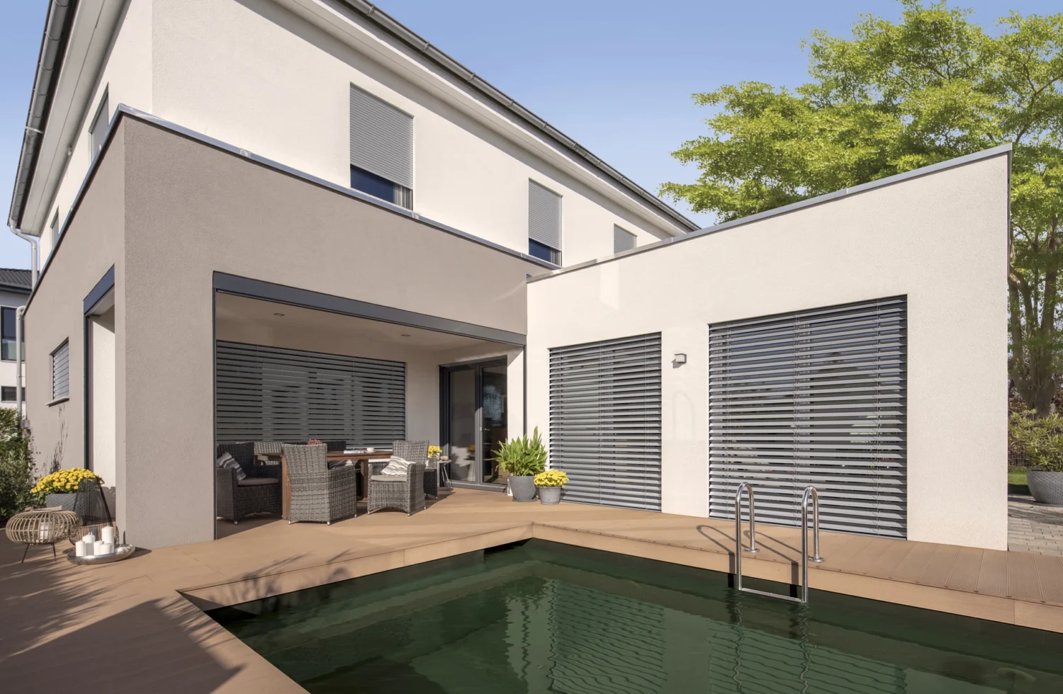 Modernes Einfamilienhaus mit Terrasse und Pool