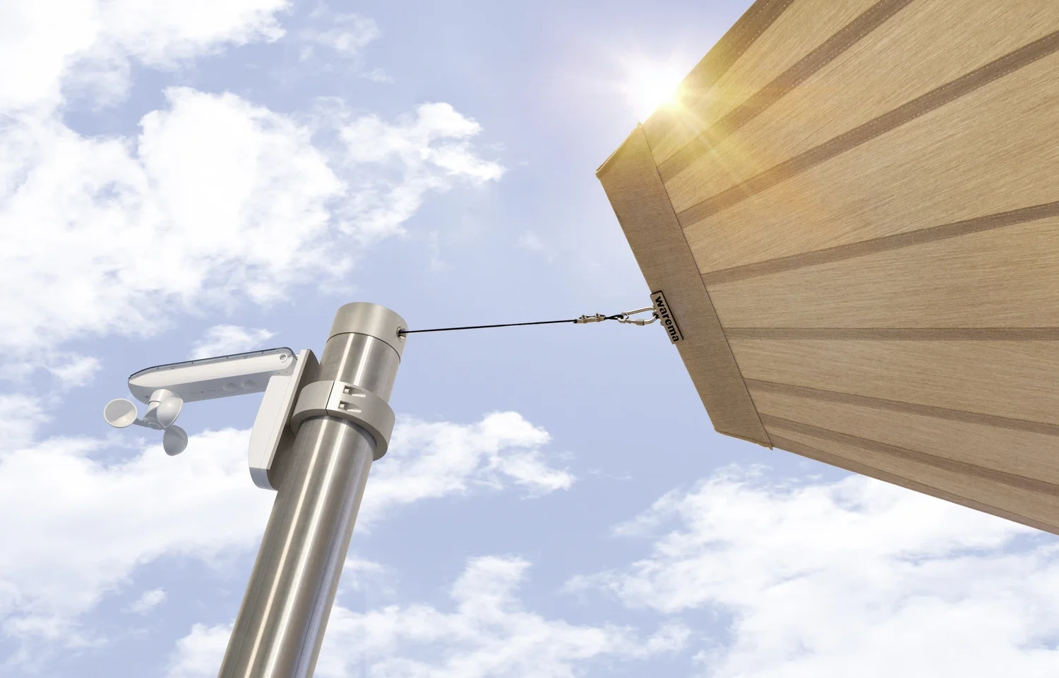 Moderner Sonnenschirm mit Windmesser vor blauem Himmel