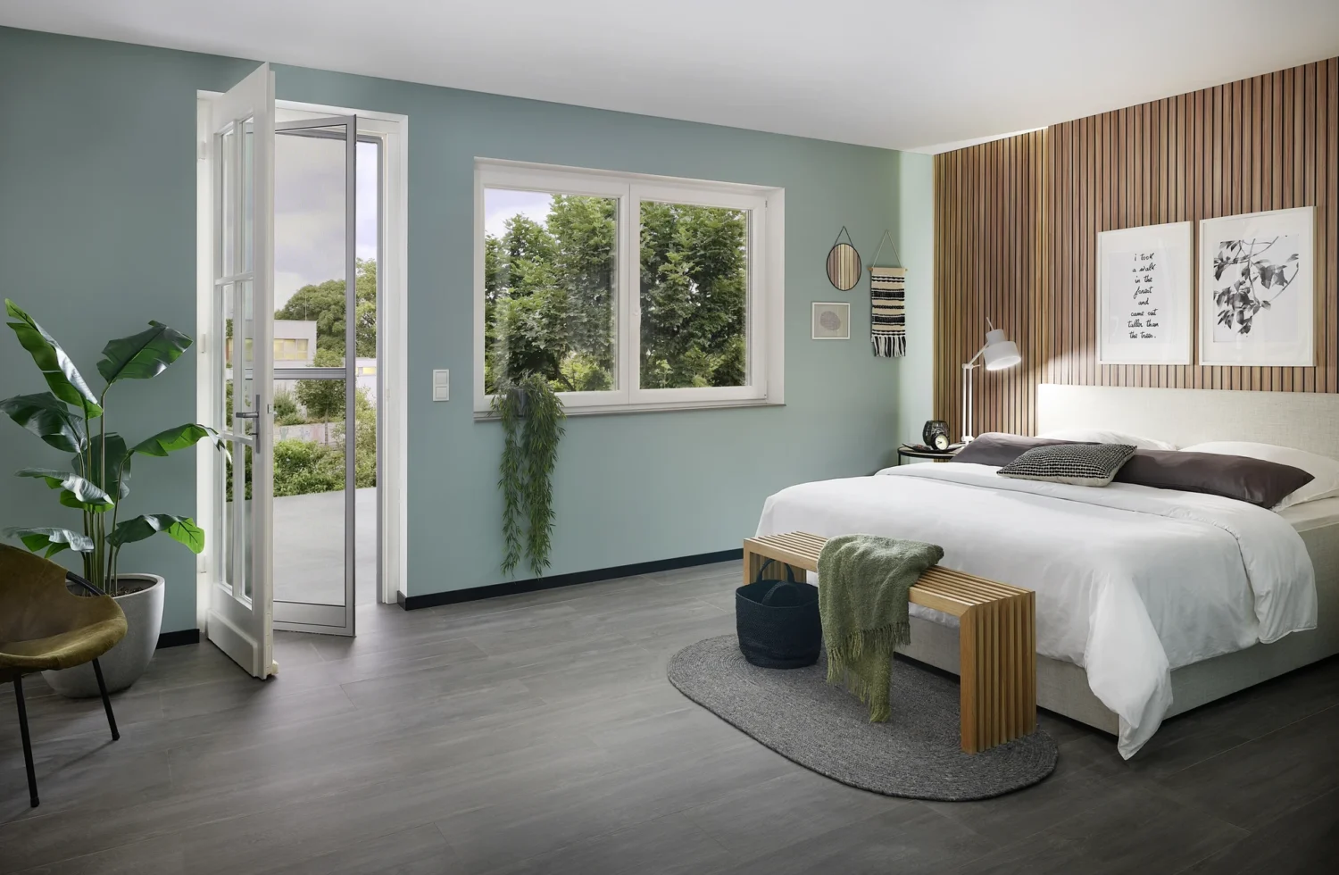 Modernes Schlafzimmer mit Holzvertäfelung und großem Fenster