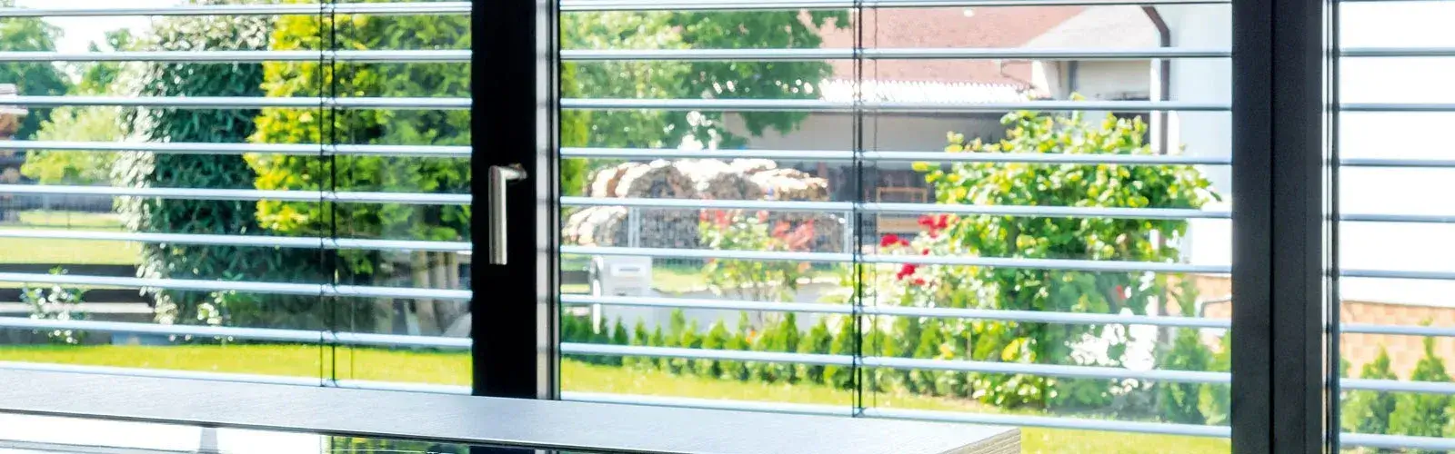 Jalousien für das Fenster