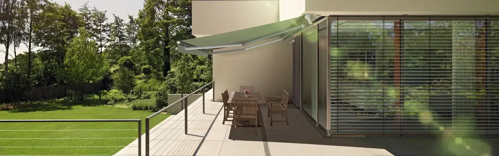 Grüne Gelenkarmmarkise für den Balkon